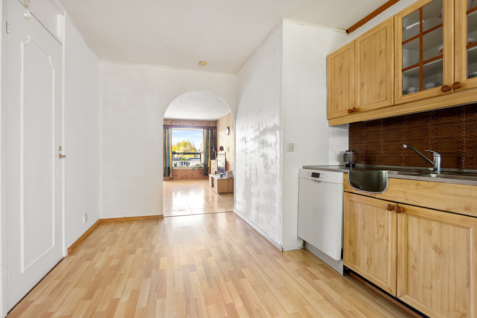 Gjennomgående planløsning gir godt med lys fra begge sider av bygget. Galleribilde