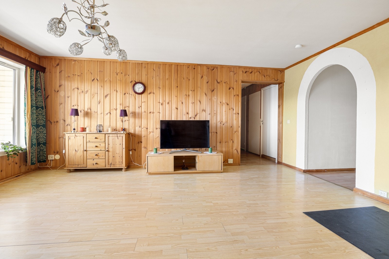 Romslig stue med god plass til både sofa og spisestue. Galleribilde