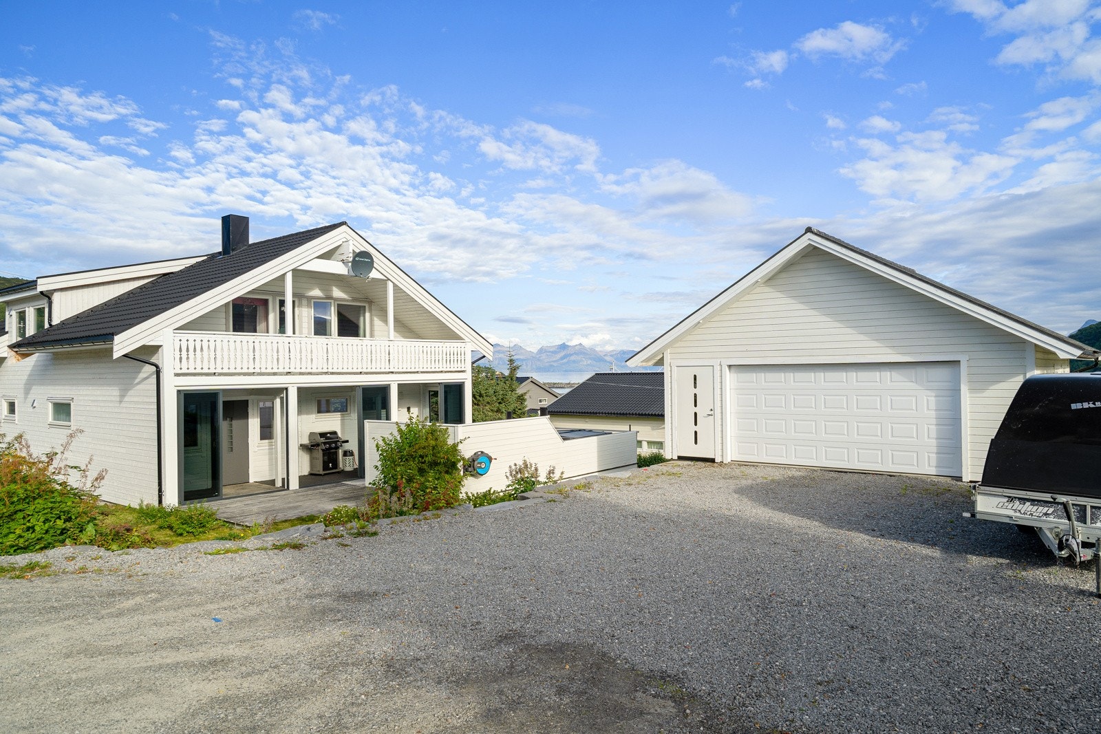 Sentral og barnevennlig beliggenhet med nærhet til skole og barnehage. Boligen har en god planløsning over tre plan!