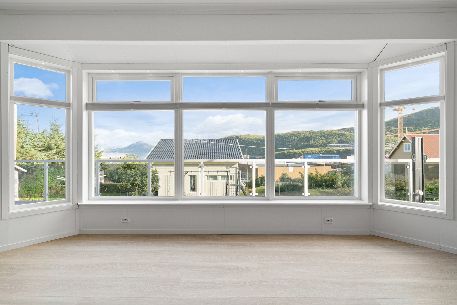 Stue med store vindusflater som gir rikelig med lys inn! Det er montert smarthusløsning for lys og varme i boligen