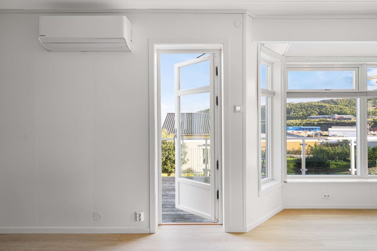 Fra stue er det utgang til en stor, herlig veranda med god plass til hagemøbler og grill