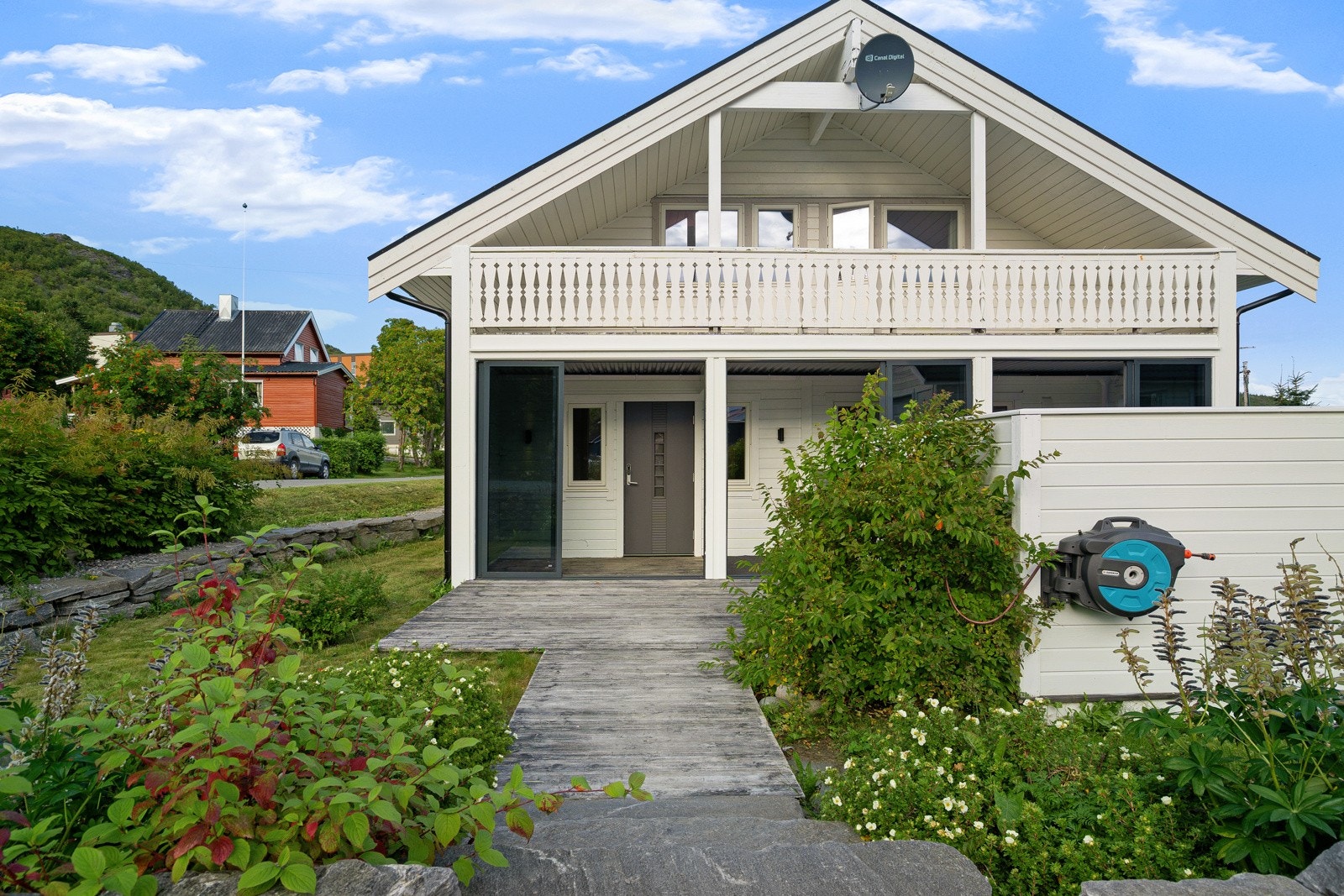 Inngangsparti med innglasset balkong på ca. 14 kvm. Glassdørene er nytt 2023-25