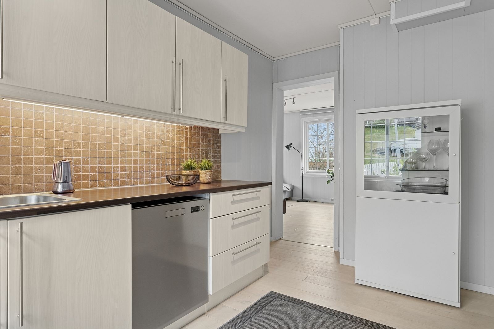 Her er det godt med skap- og benkeplass. Galleribilde