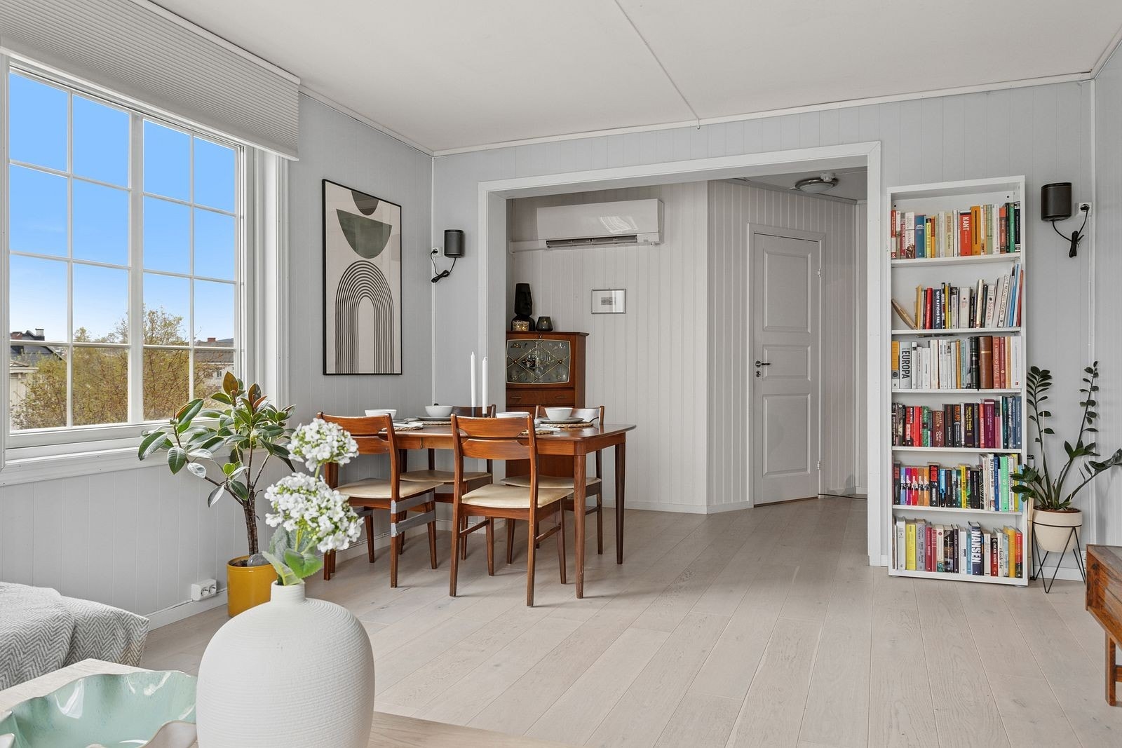 På stuen er det varmepumpe for behagelig oppvarming. Galleribilde