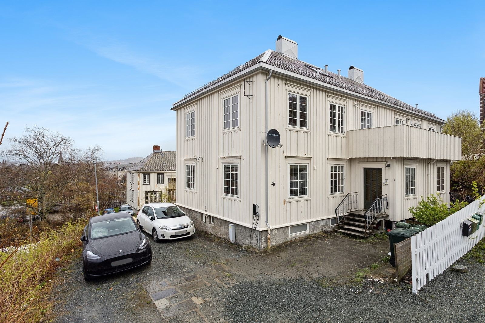 Selger har montert elbil-lader på vegg som følger med. Det ble skiftet tak i 2024 av Mestertak. Galleribilde