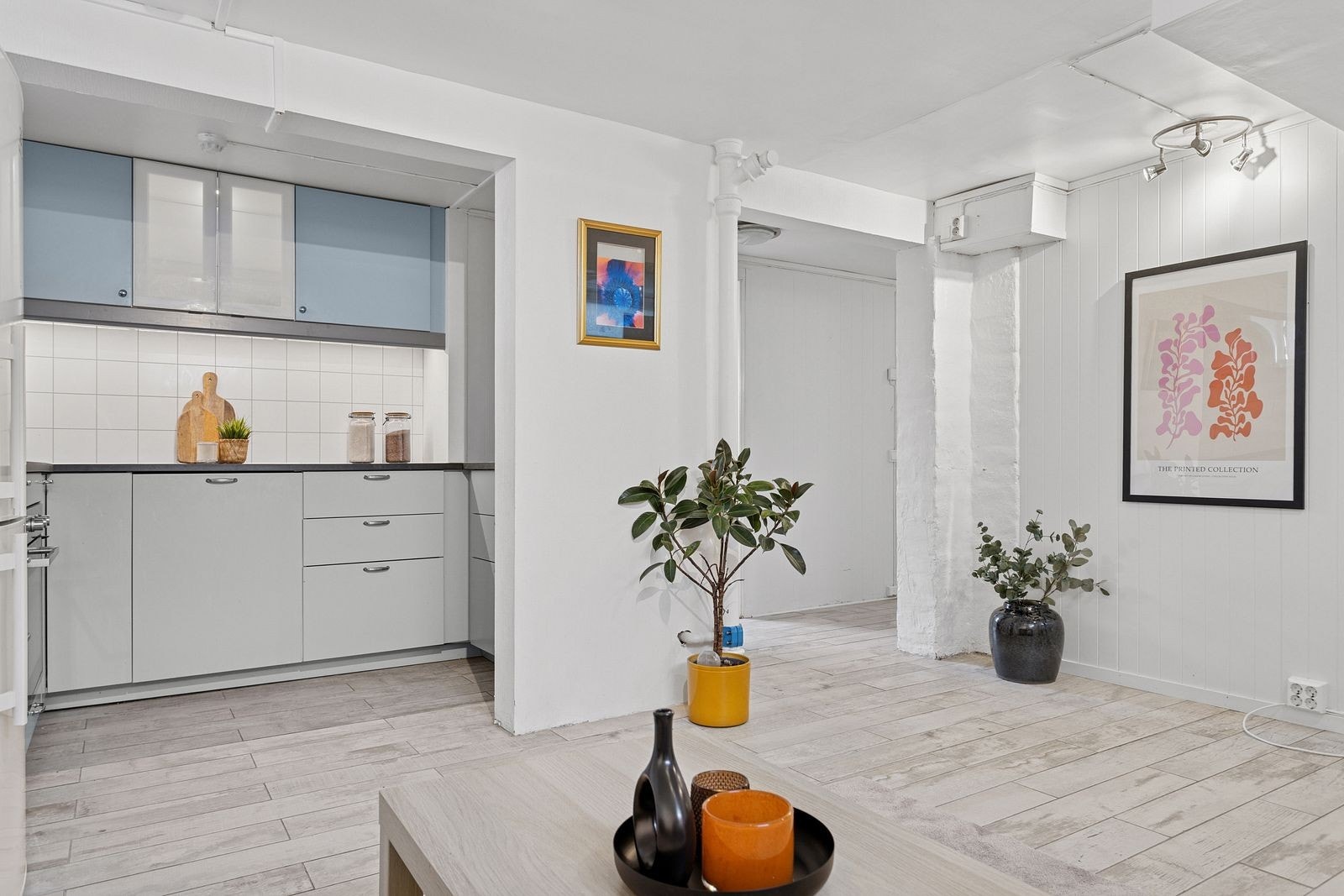 Kjøkkenet har Integrert stekeovn, oppvaskmaskin og mikrobølgeovn. Galleribilde