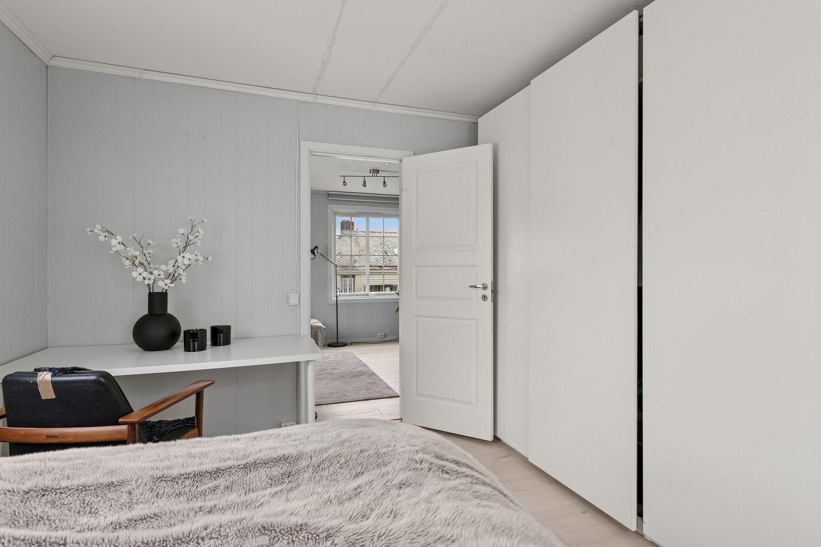 God plass til seng, nattbord og garderobeløsning. Galleribilde