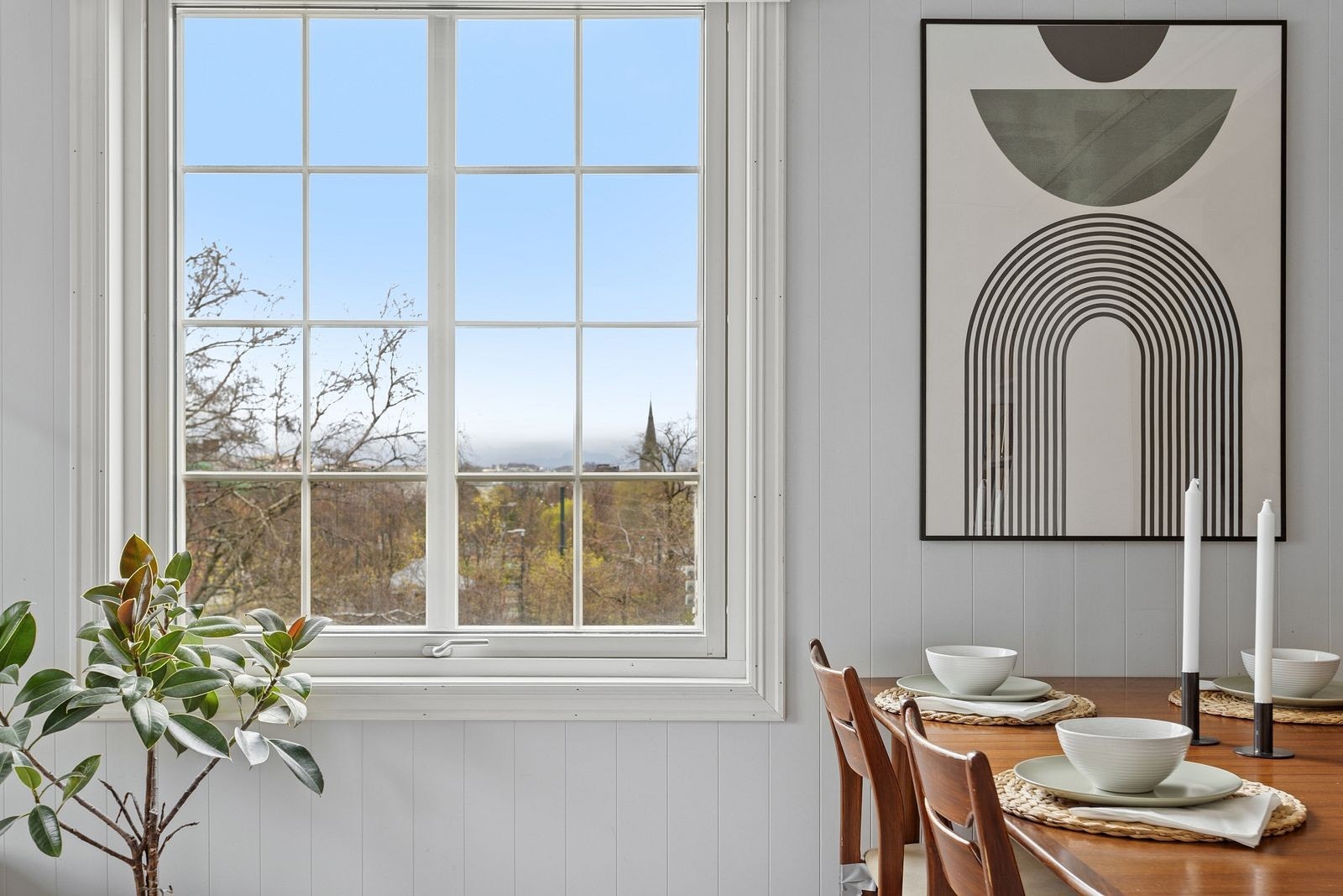 Første etasje inneholder entré, bad, stue, kjøkken og to soverom. Galleribilde