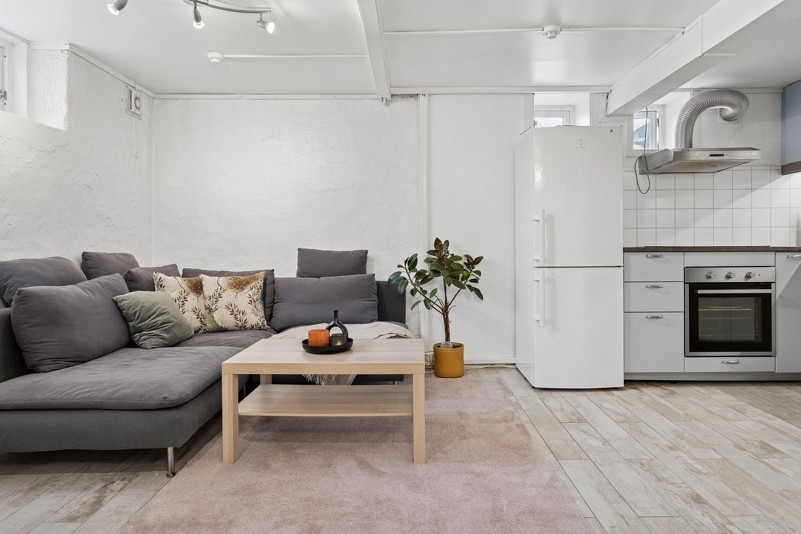 Kjelleretasje inneholder stue, kjøkken, bad, bod, to soverom og trapperom (Stue og kjøkken i kjeller er godkjent som vaskerom og bod). Galleribilde