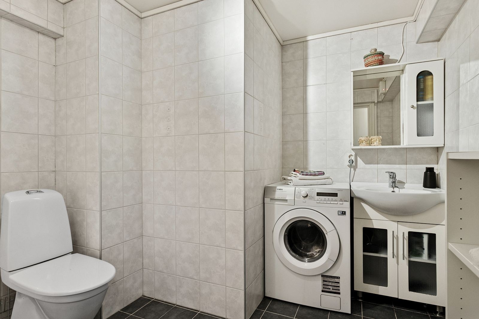 Baderommet i kjeller måler 5,1 kvm. Galleribilde