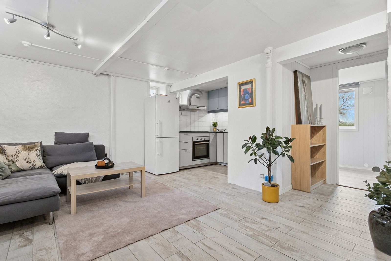 Åpen stue/kjøkken løsning i kjelleren som måler 21 kvm. Galleribilde