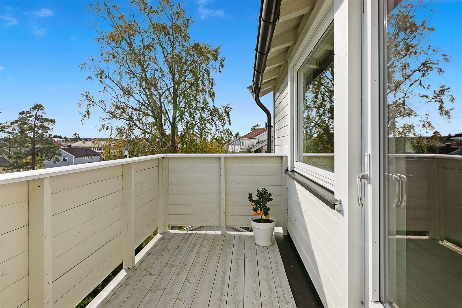 Balkongen er plassert på langveggen mot sørøst og gir et hyggelig og solfylt uteområde. Galleribilde