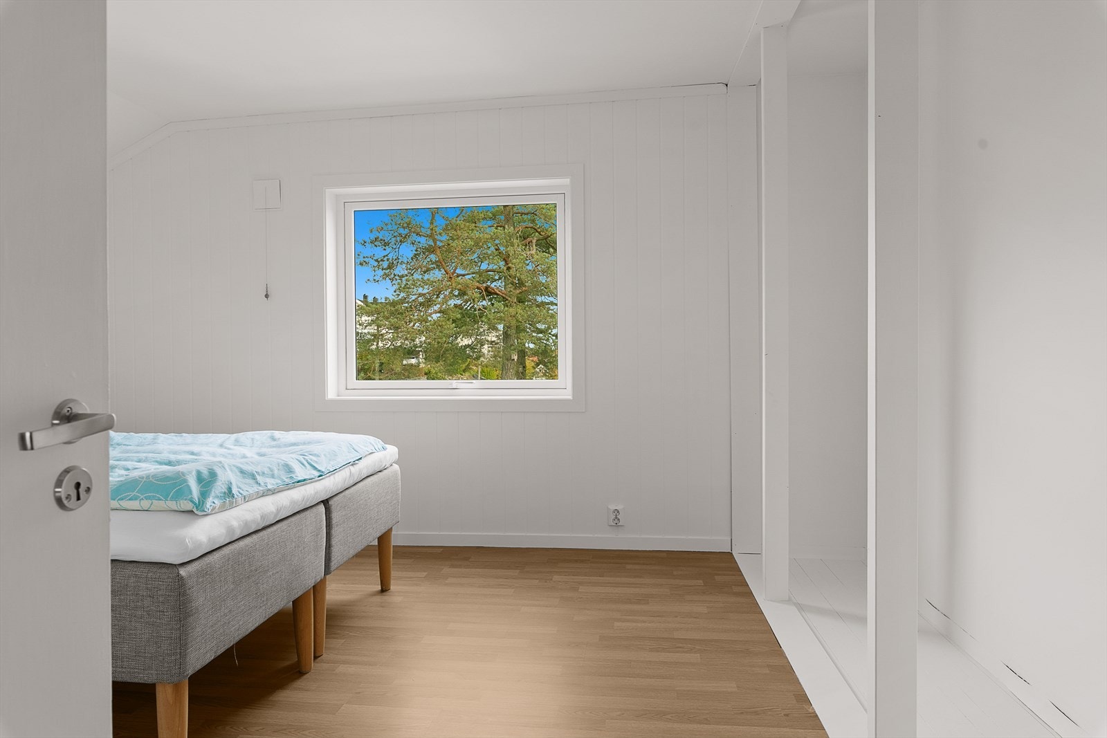 Et stort vindu sørger for rikelig med dagslys og bidrar til en luftig følelse. Galleribilde