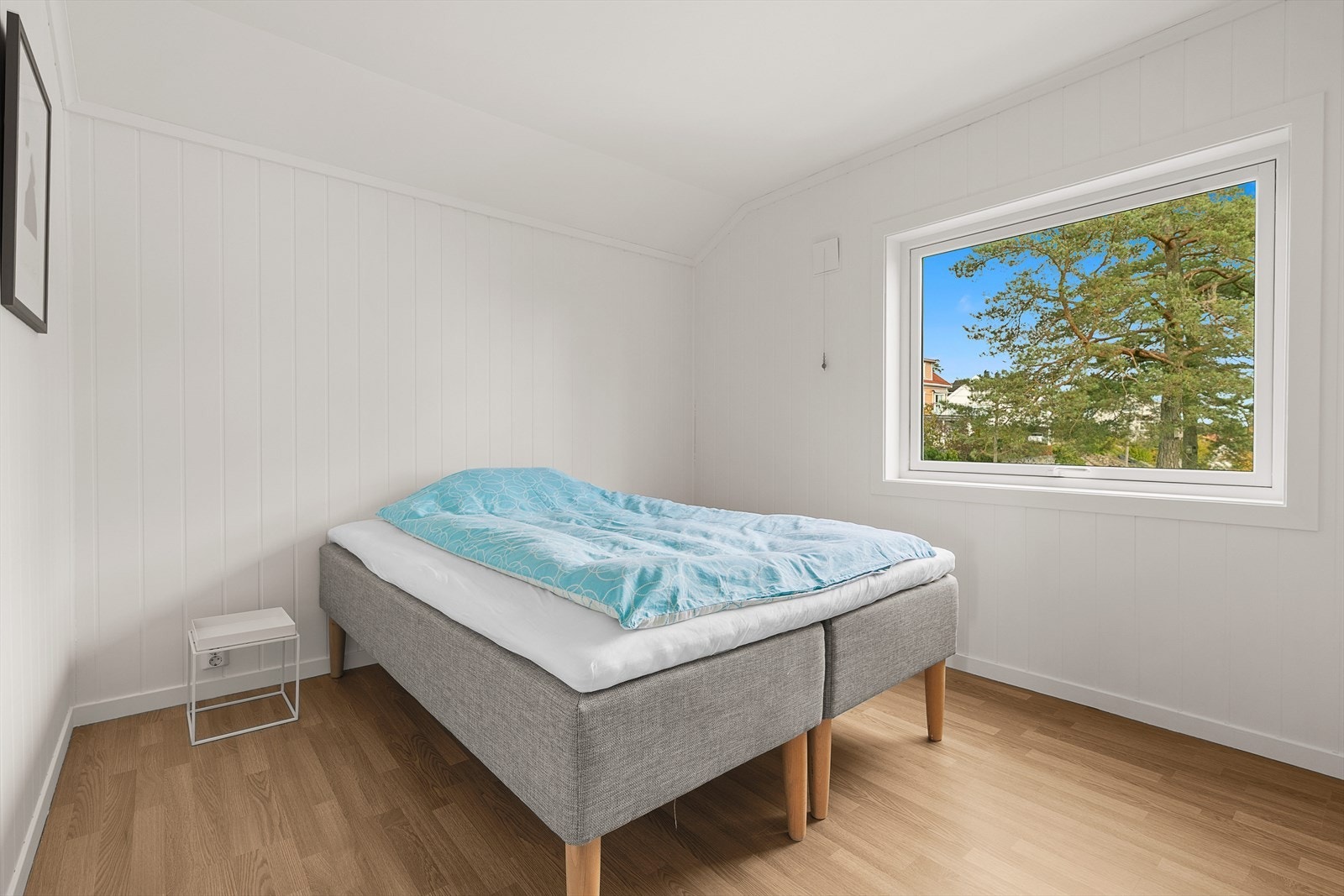 Soverommet har en god størrelse som gir plass til både seng og oppbevaringsmøbler. Galleribilde