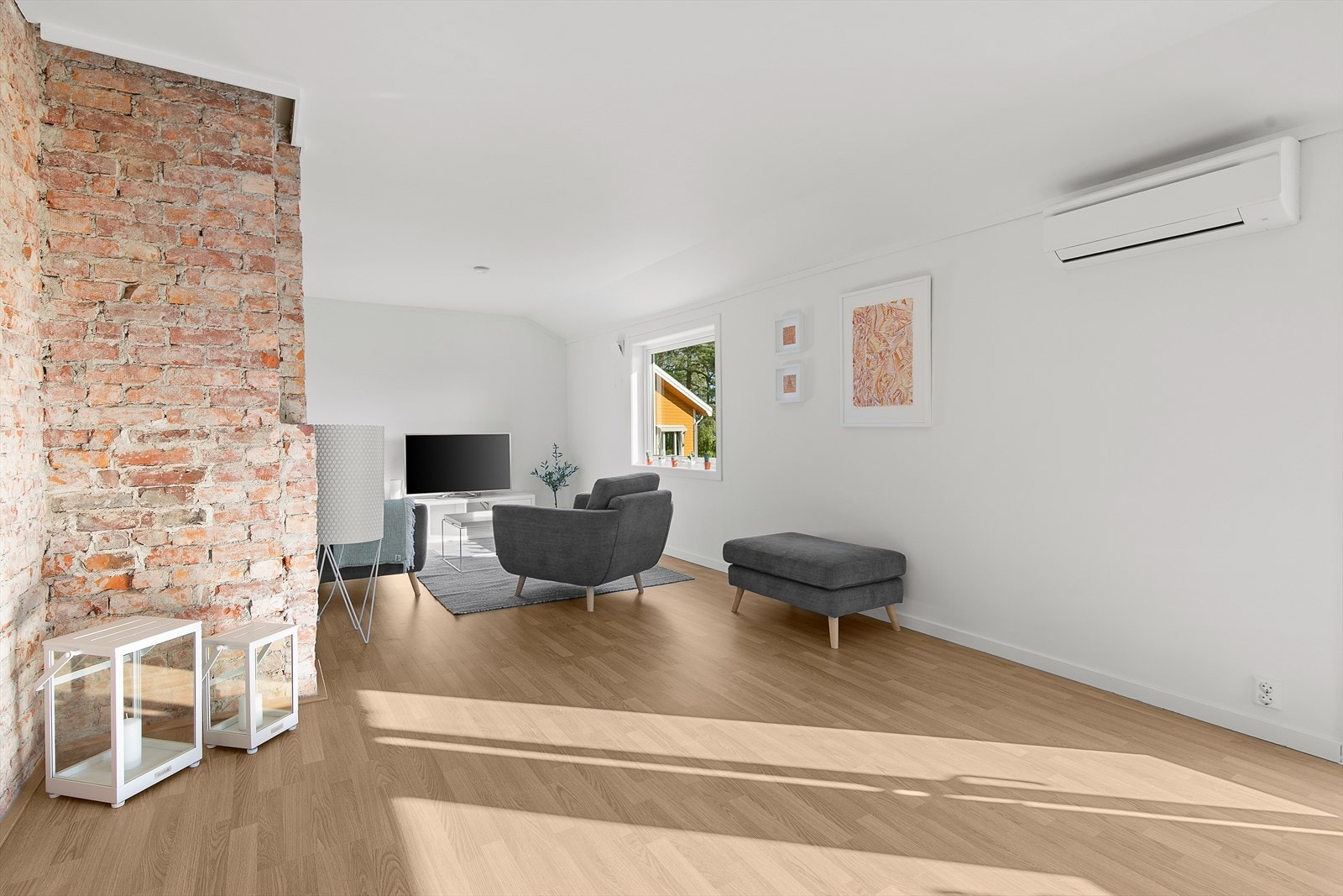 Stua er lys og romslig. Veggene er malt i nøytrale farger som gir et godt utgangspunkt for personlig preg. Galleribilde