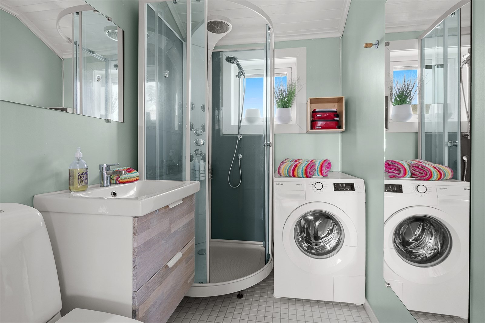 Badet har flislagt gulv og vegger med malte våtromsplater, samt en himling av trepanel. Galleribilde