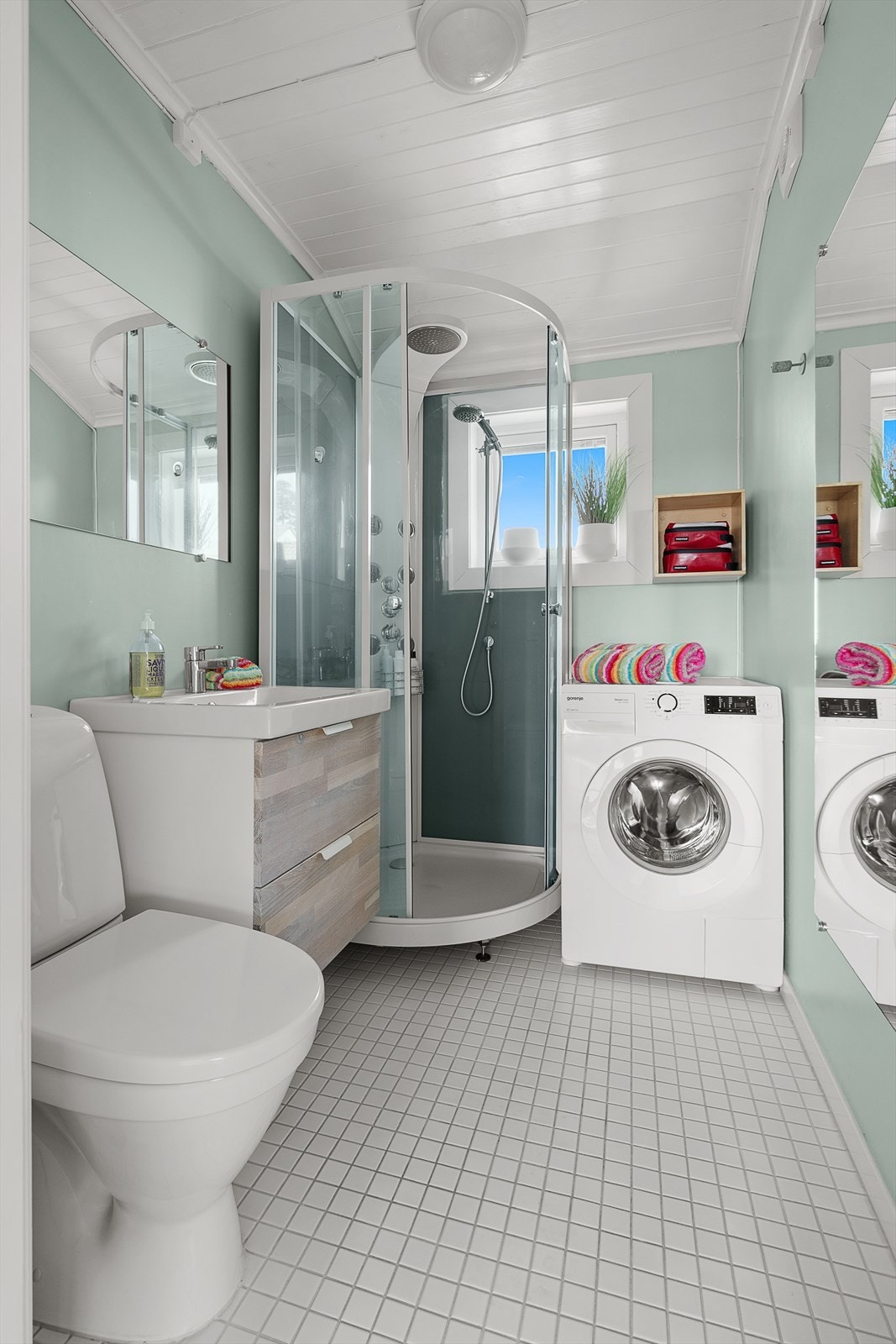 Rommet innehar innredning, toalett, dusjkabinett og opplegg for vaskemaskin. Galleribilde