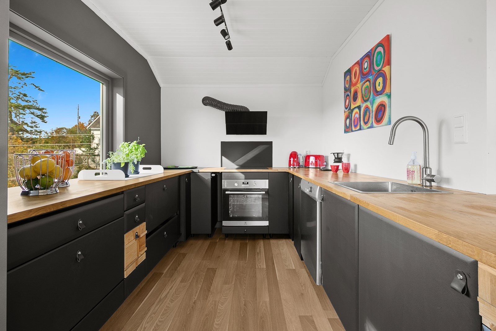 Kjøkkenet har en praktisk planløsning med god utnyttelse av plassen. Galleribilde