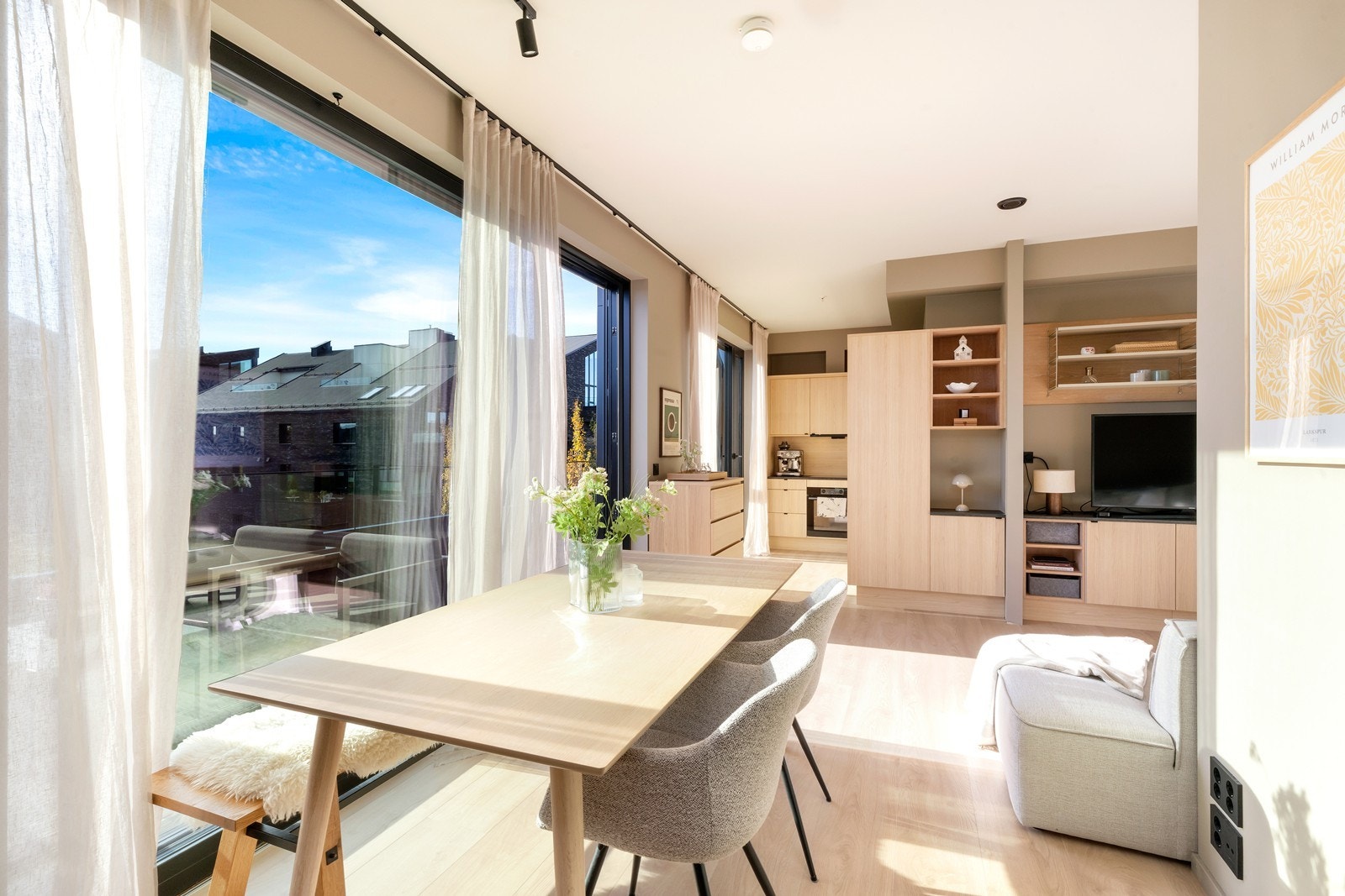 Gjennomgående i prosjektet er det gjennomgående valgt robuste kvalitetsmaterialer som skaper spenning, og ikke minst bidrar til et harmonisk helhetsinntrykk. Resultatet er blitt et moderne arkitektonisk uttrykk med rene former. Galleribilde