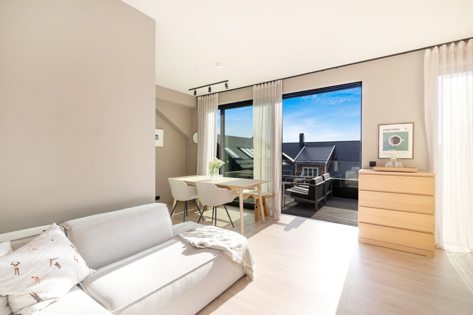 Det er montert screens (elektrisk solskjerming) på vinduene i stuen og kjøkkenet Galleribilde