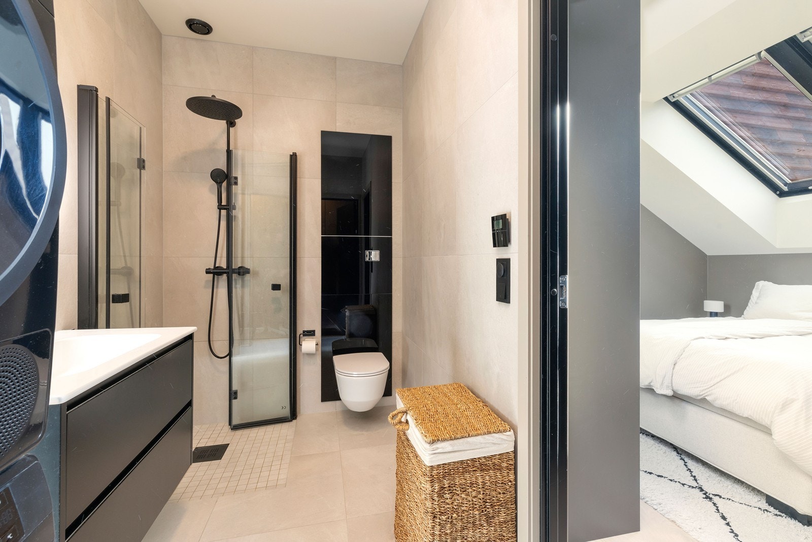 Det er inngang til baderommet fra soverommet og gangen. Galleribilde