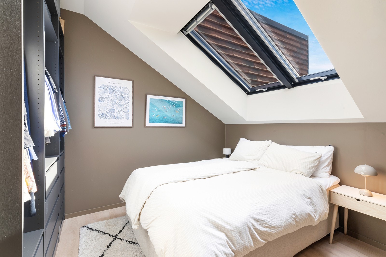 Soverommet er av god størrelse og har plass til stor seng med tilhørende møblement og garderobe. Også her er det en-stavs laminat. Galleribilde