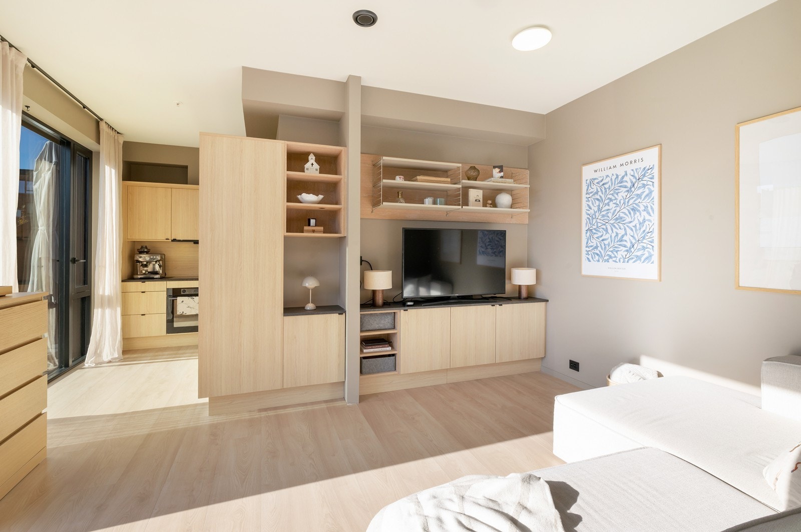 Kjøkkenet er praktisk plassert i rommet i en åpen, men samtidig skjermet løsning mot stuen. Galleribilde