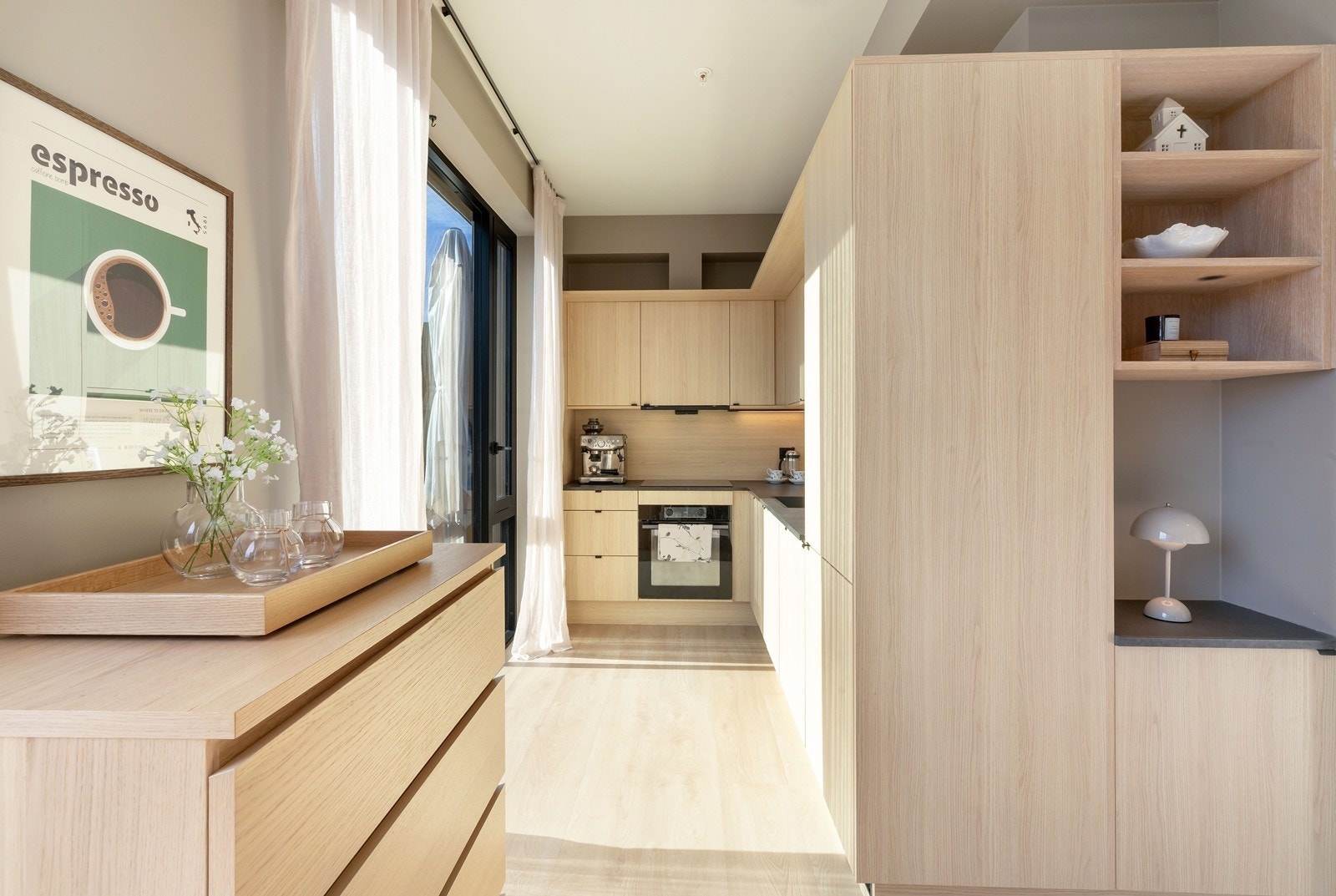 Kjøkkenet har integrerte hvitevarer som oppvaskmaskin, induksjon koketopp og stekeovn. Her er det godt med benke- og skapplass. Kjøkkenet er levert av Sørlandskjøkken. Galleribilde