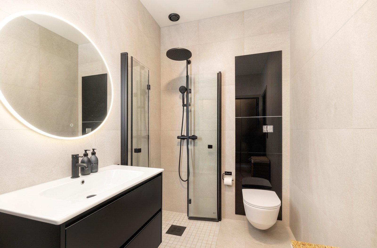 Baderommet er lekkert flislagt med vegghengt toalett, dusjhjørne og servant. Store fliser og vannbåren gulvvarme. Galleribilde