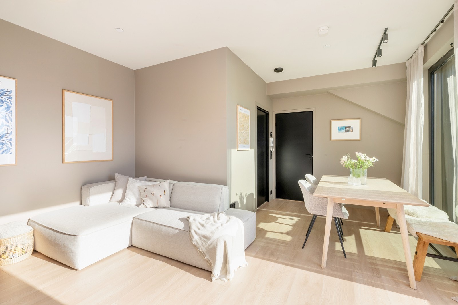 I stue/ kjøkken er det god plass til spisebord og sofagruppe med tilhørende møblement. Her er det en-stavs laminat og store vindusflater Galleribilde