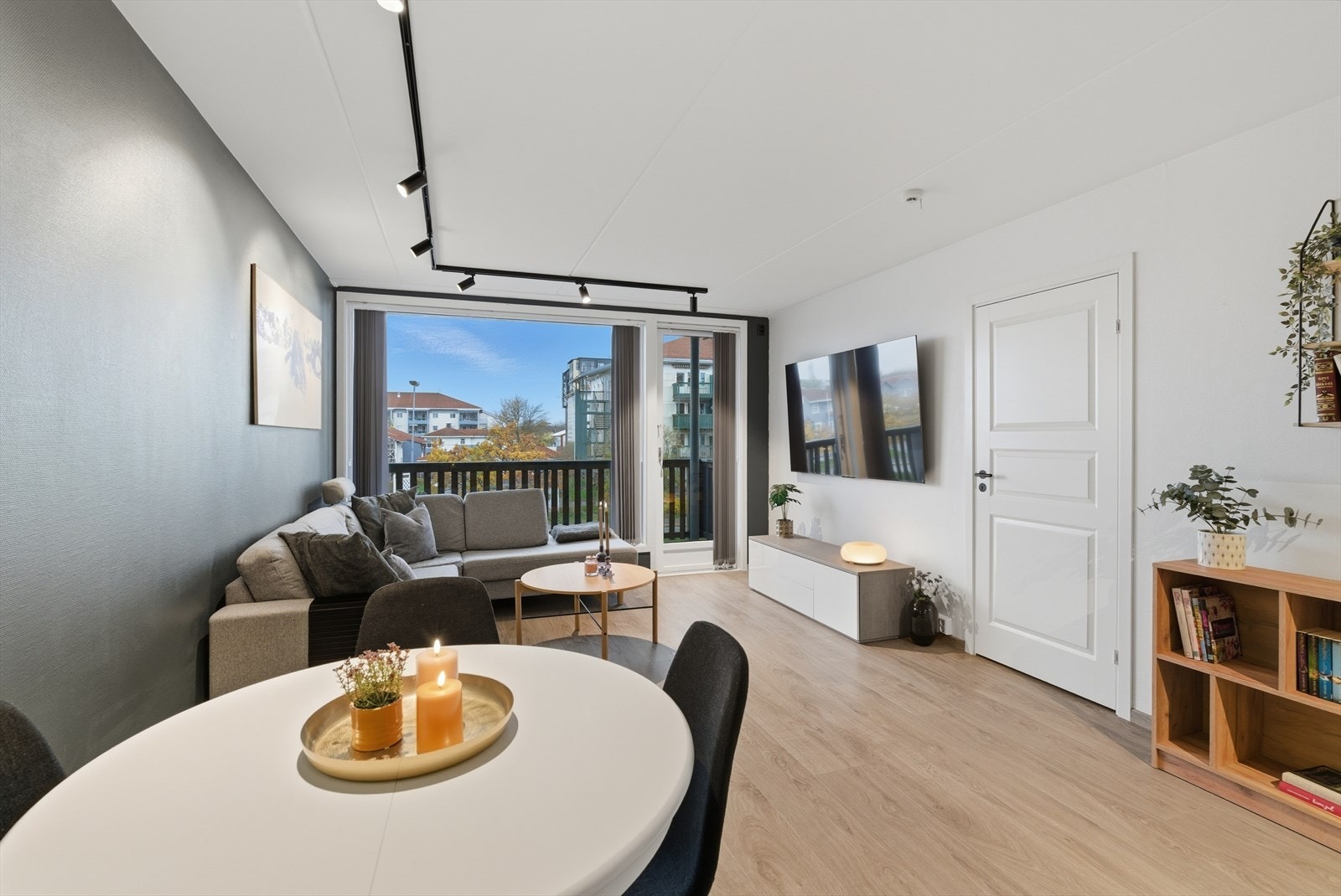 Moderne fargevalg, pent nytt gulv og dimbare lys i himling. Galleribilde