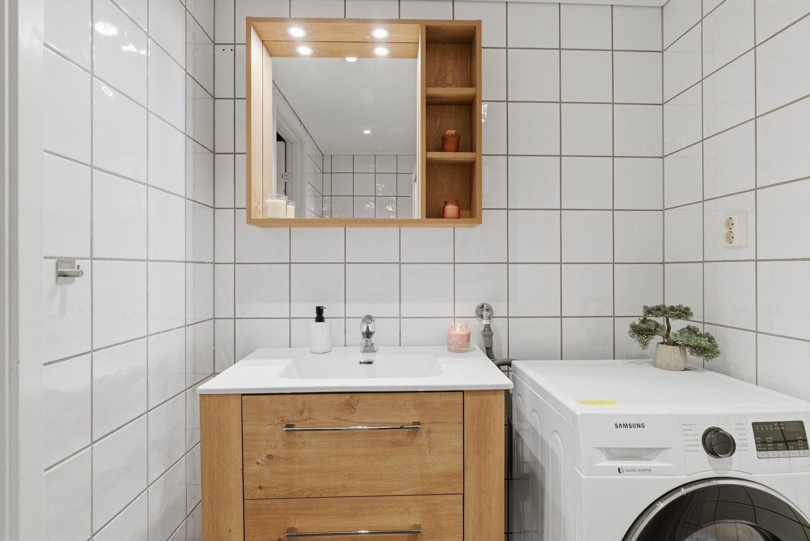 Gode oppbevaringsmuligheter i ny innredning med dobbelt skuff og hyller. Galleribilde