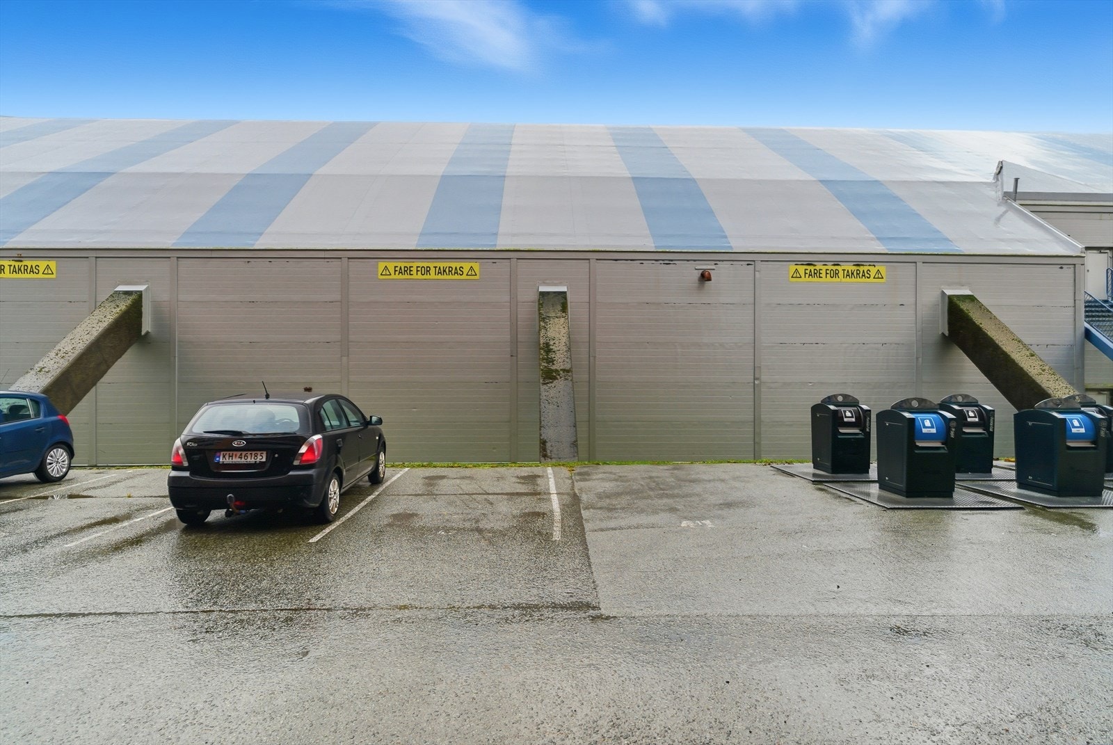 Fast p-plass medfølger og borettslaget har gjeste parkeringsplasser. Det er el-bil lading i brl. Galleribilde