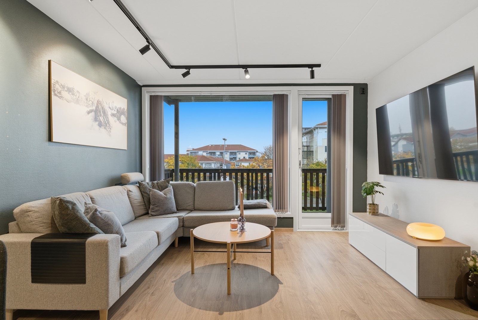 God plass til romslig sofagruppe, spisebord med mer. Galleribilde
