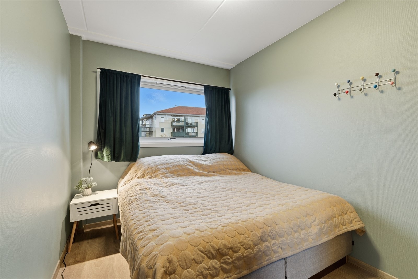 Soverom med god plass til romslig seng og nattbord, og evt skrivebord. Galleribilde