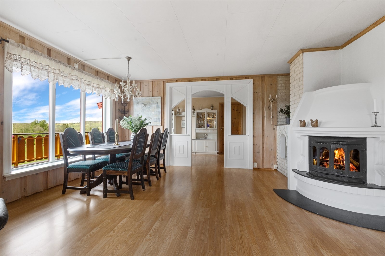 Stuen innehar bl.a. en vedfyrt peis Galleribilde