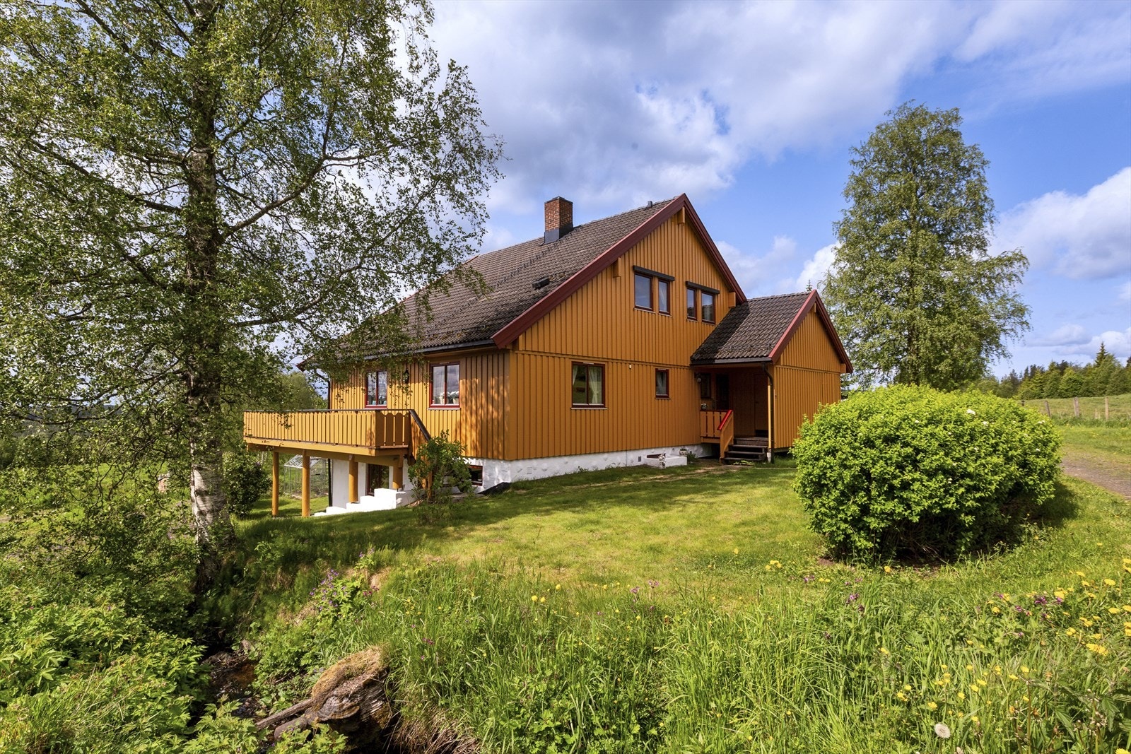 Hovedhuset på gården er stort og romslig og ble oppført i 1994 Galleribilde