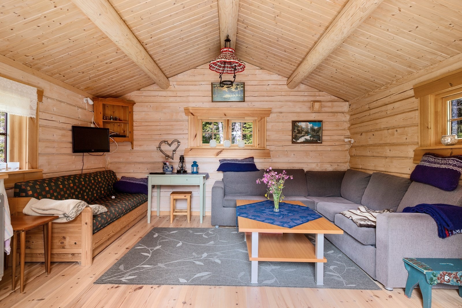 Skogshusværet er hyggelig innredet og benyttes som fritidsbolig. Det er bl.a. utstyrt med solcelleanlegg Galleribilde