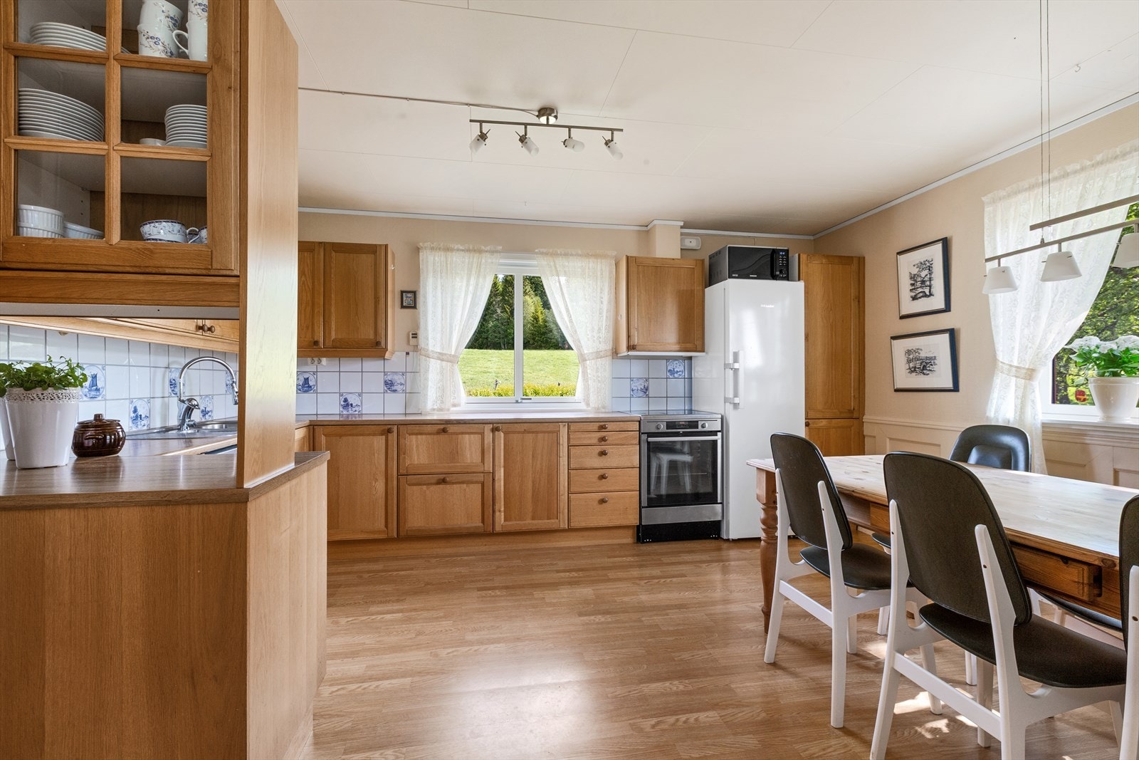 Funksjonelt kjøkken med fordeling mellom skap- og
skuffeseksjoner. Hyggelig spiseplass Galleribilde