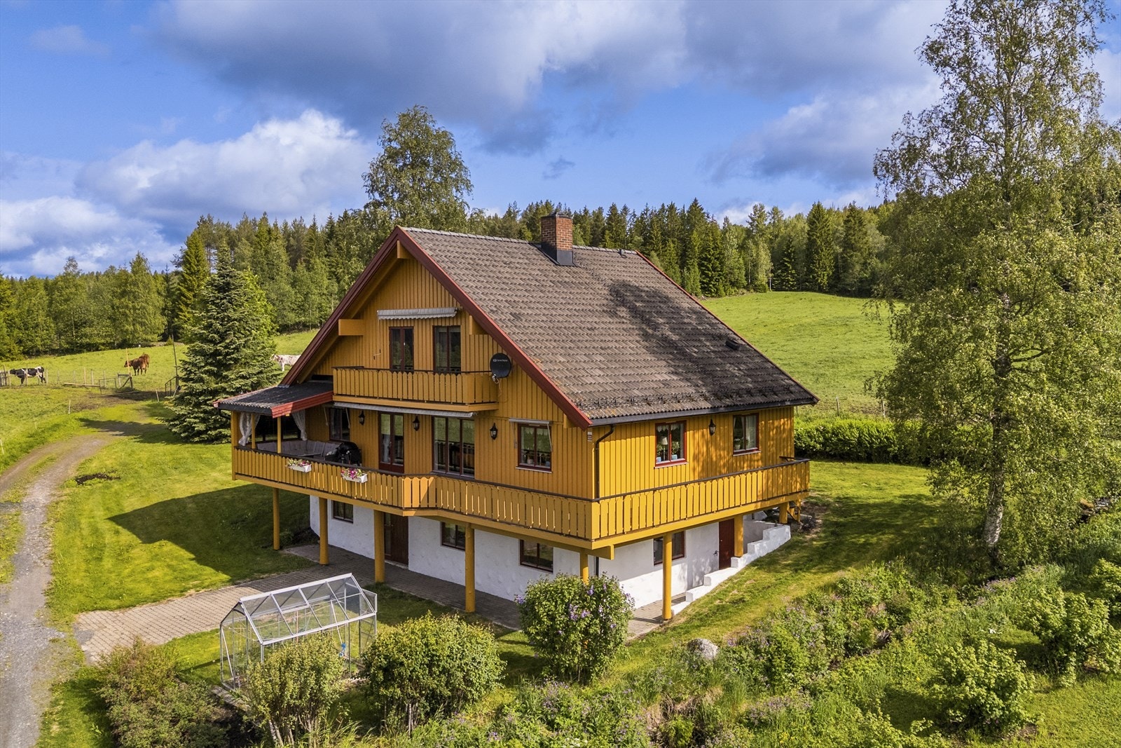 Våningshuset er arkitekttegnet og er på 289 kvm. Galleribilde