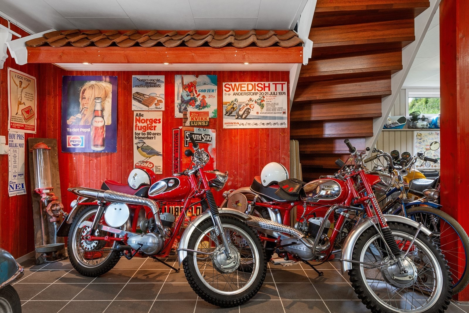 Garasjen er flott innredet med utstilling-/museum Galleribilde