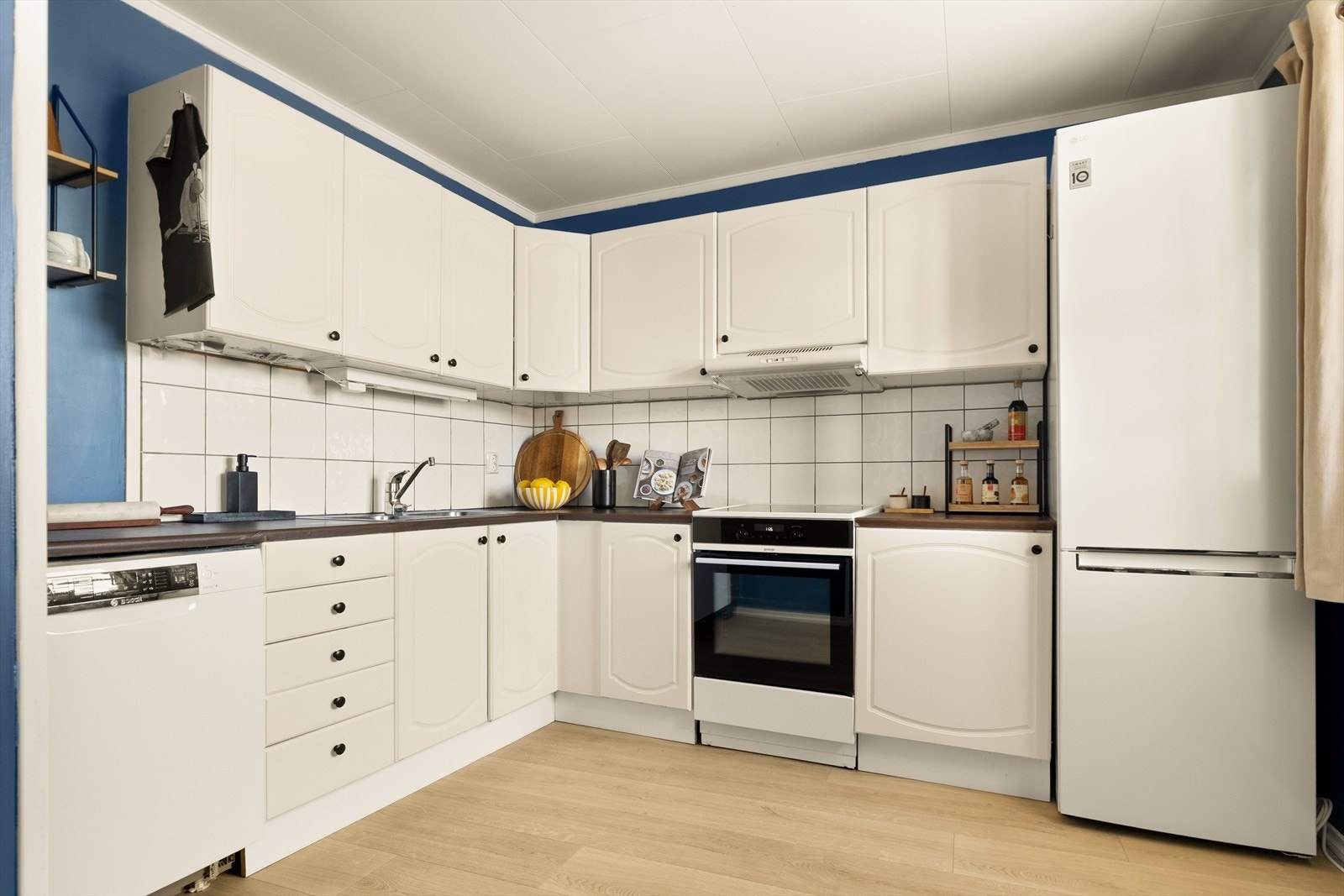 Kjøkkenet er av god plass og har lyse profilerte fronter, laminert benkeplate og oppvaskkum. Galleribilde