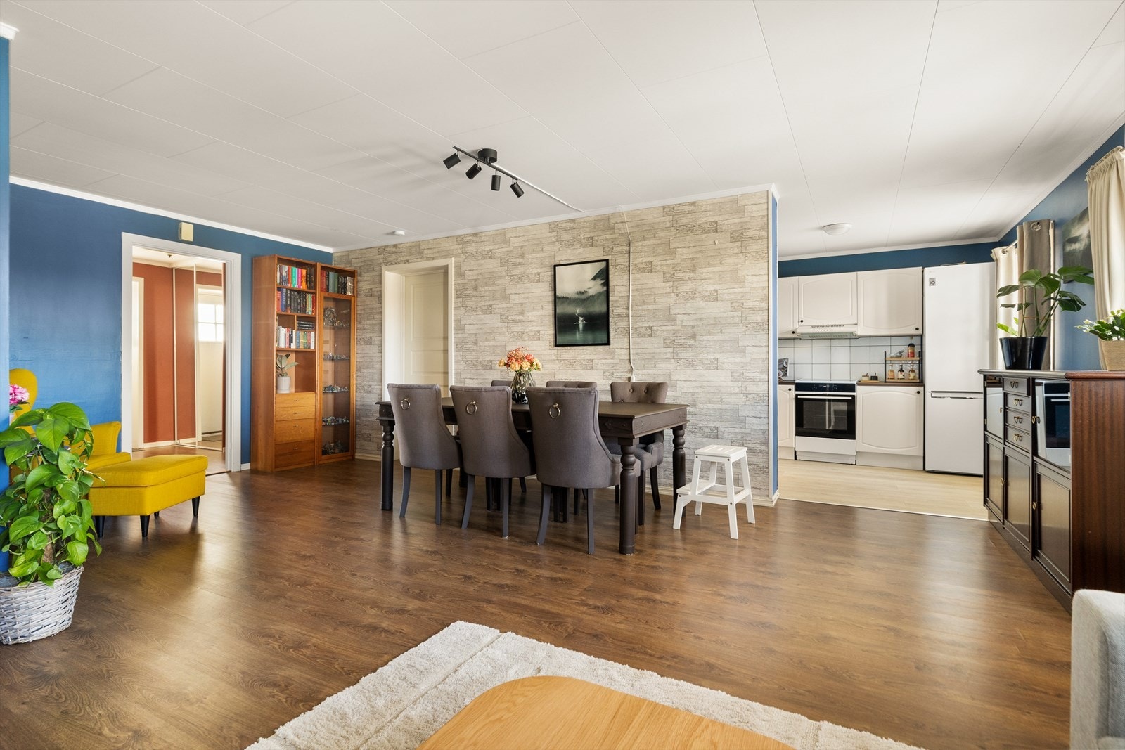 Leiligheten har en stemningsfull og romslig stue, med livlige og spennende farger. Galleribilde