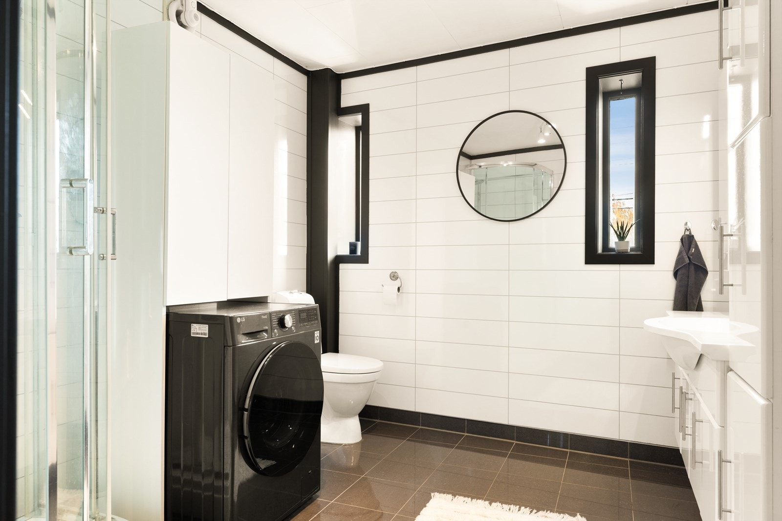 Badet fremstår romslig og har nyere fliser. Galleribilde