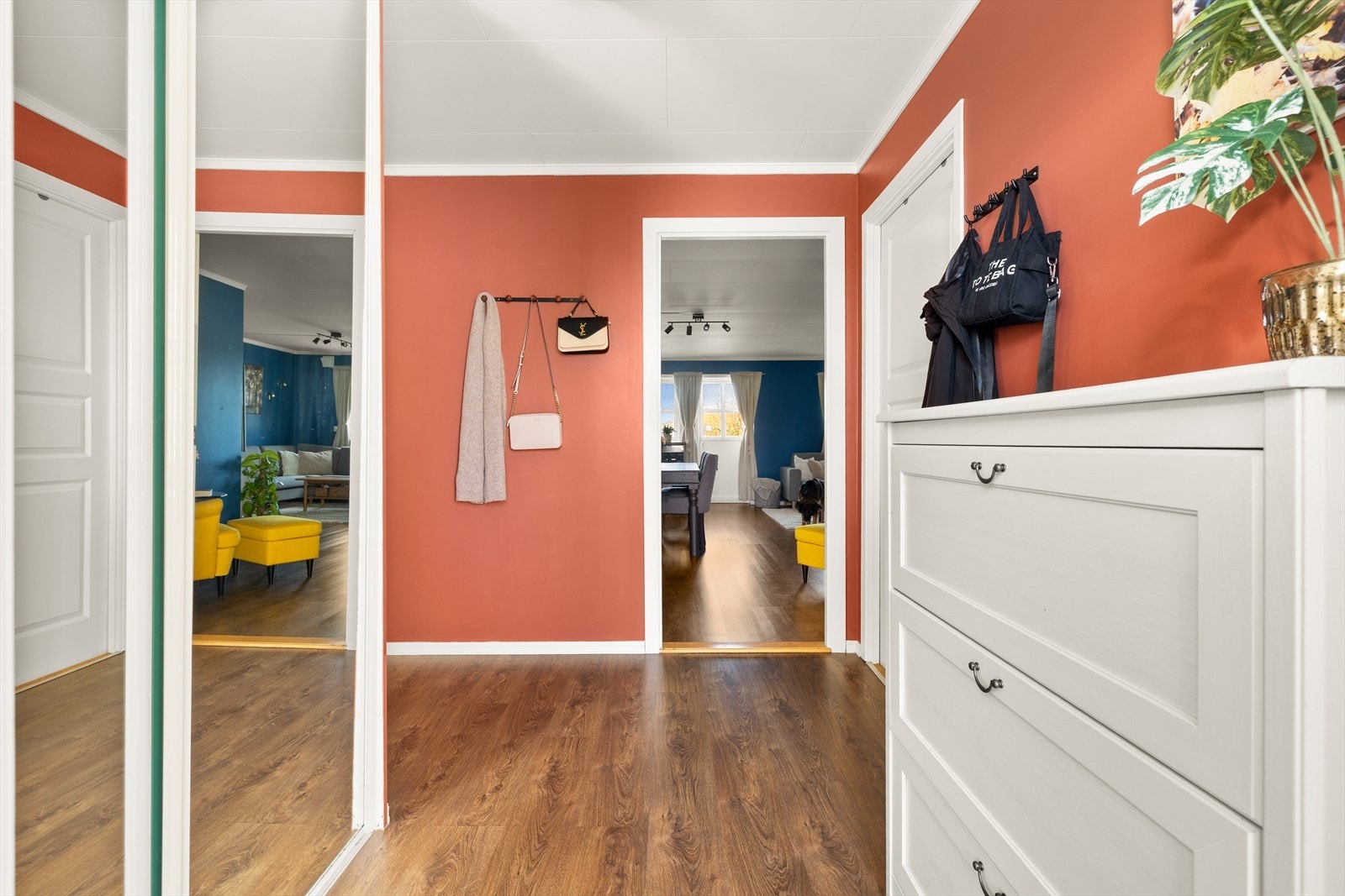 Velkommen inn! Entréen gir deg god plass til å henge fra deg diverse yttertøy og sette fra deg sko. Galleribilde