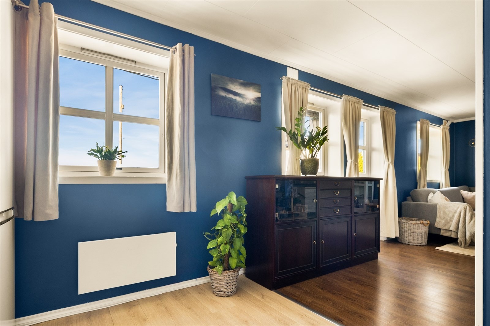 De store vindusflatene slipper rikelig inn med naturlig lys. Galleribilde