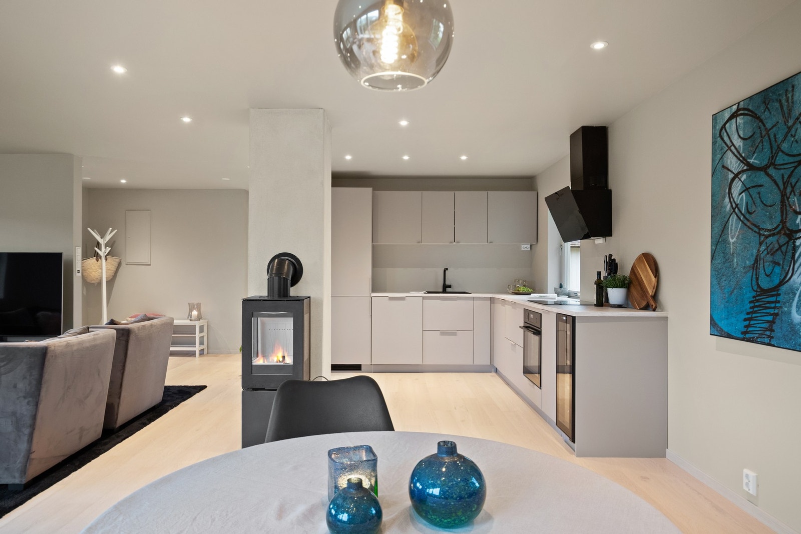 Ildstedet har glassfelt, plassert slik at stemningen nytes fra både sofakroken og spiseplassen. Galleribilde