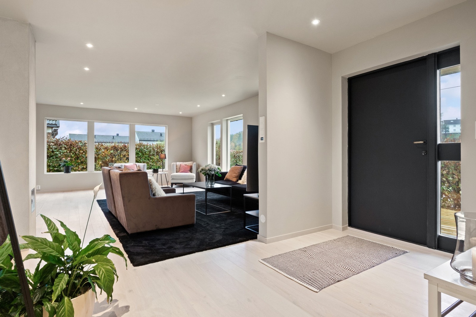 Entreen er direkte tilknyttet stuen, med det samme lekre 1-stavs parkettgulvet. Galleribilde