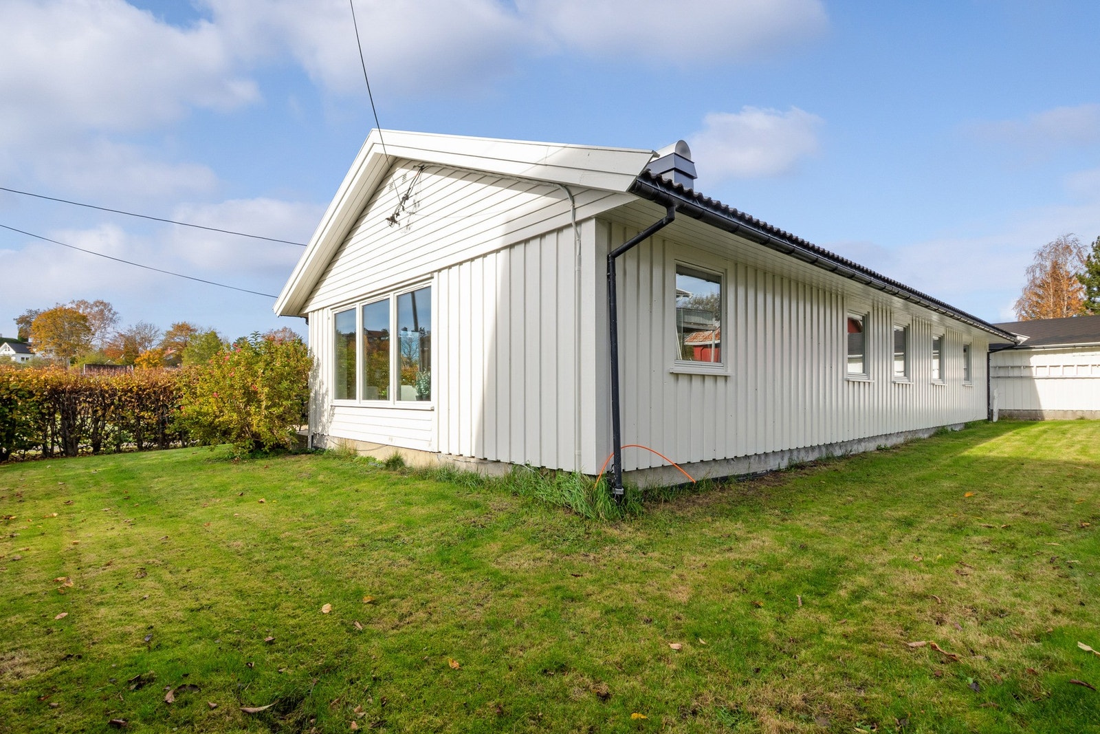Bussen stopper like ved, og fra boligen er det kort gangavstand til matbutikk, bensinstasjon og pizza-restaurant. Galleribilde