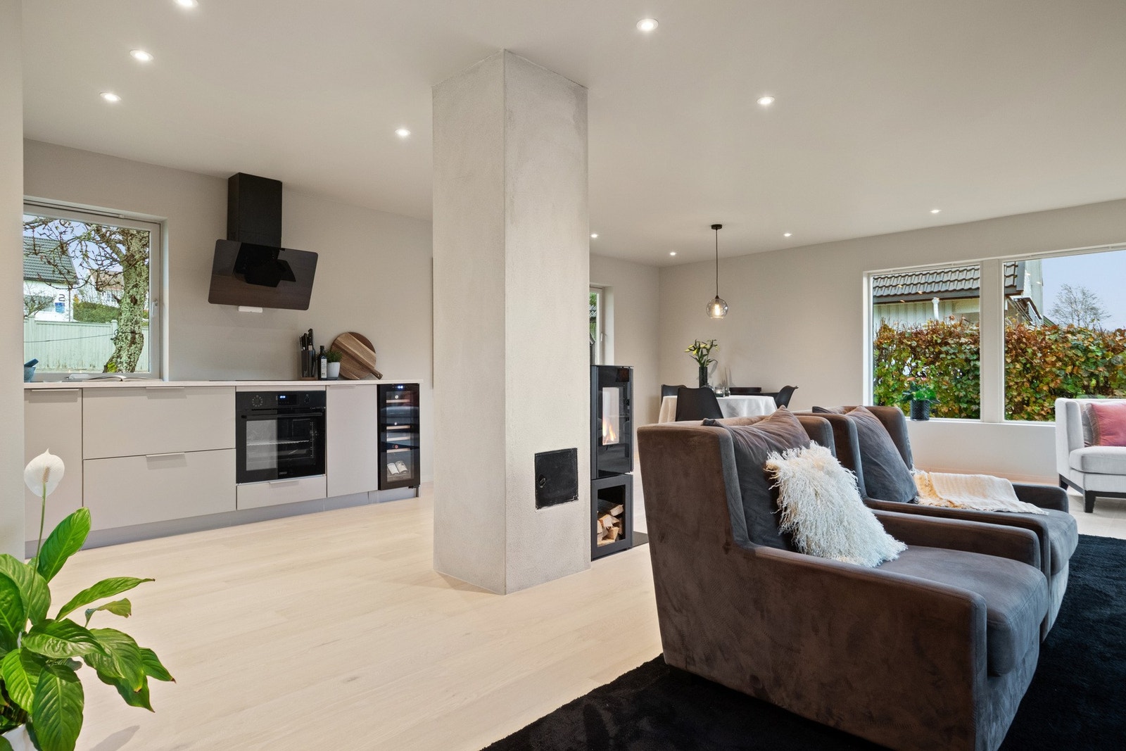 Utformingen gjør stuen enkel å møblere med flere sittegrupper i ulike soner - uten at det oppleves rotete. Galleribilde